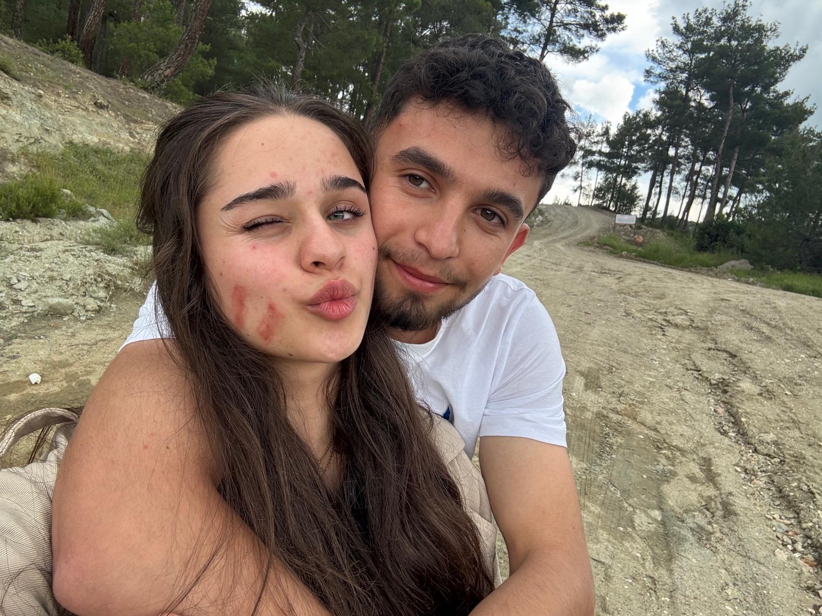 Doğada çekilmiş neşeli bir fotoğraf
